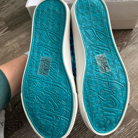 NEW Blowfish Women’s size 8 Blue Tie-Dye Slip on Sneakers - Picture 3 of 4